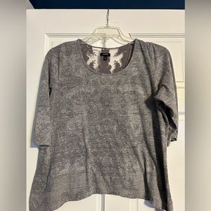 Women’s gray 3/4 sleeve vneck top